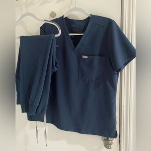 Figs dark harbor scrub set